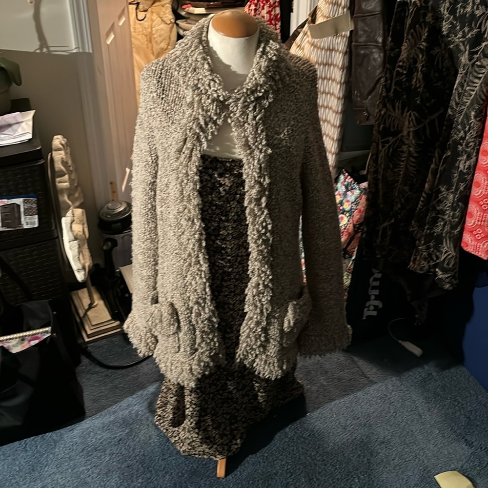 NINE west Size L, Y2K cardigan sweater with clasp closure at the top .